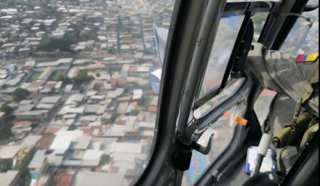 ¡Lluvia de billetes en Portoviejo! Ejército impulsa la línea de denuncias 131 con campaña aérea