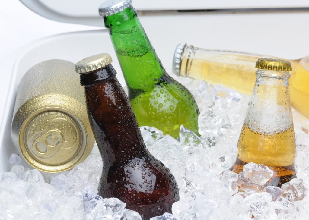 ¿La cerveza sabe mejor en botella que en lata? Esto dice la ciencia sobre esta percepción humana