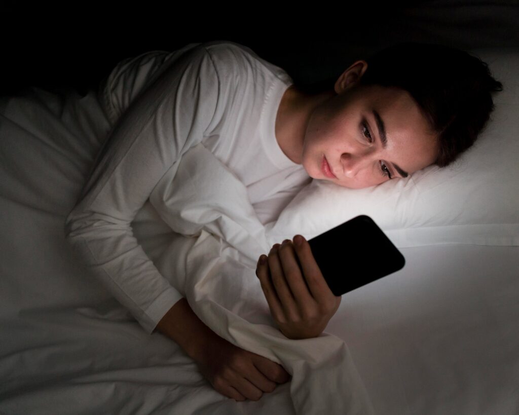 ¿Usar el celular de noche daña tu salud? Estudios lo confirman