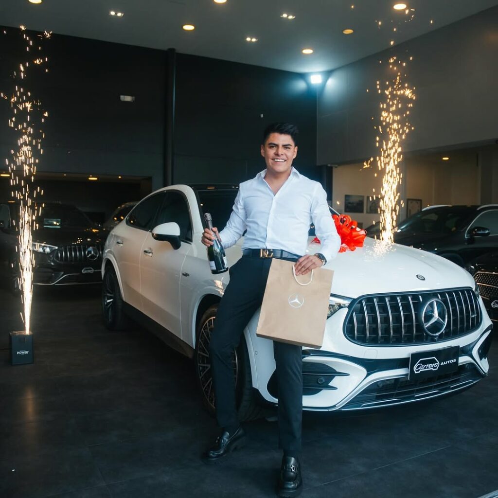 influencer-ecuatoriano-kike-jav-compra-auto-valorado-en-mas-de-100-000-dolares