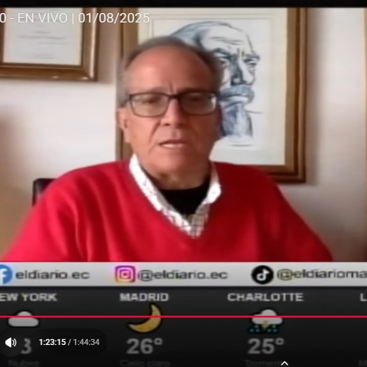 Alberto Acosta Espinosa durante una entrevista en Manavisión Plus