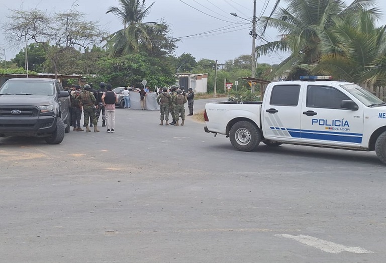 Al centro forense, ubicado en la ciudad de Manta, se trasladaron los cadáveres de los cinco hombres fueron asesinados este sábado