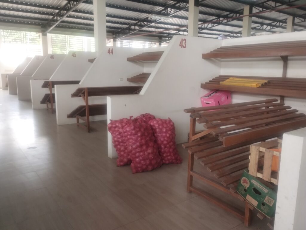 Algunos de los puestos que permanecen vacíos en el mercado.