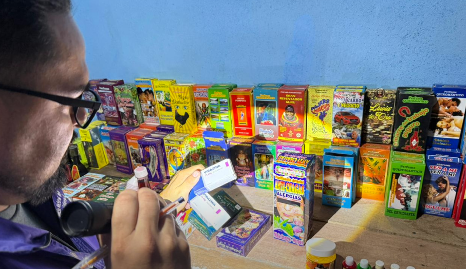 Arcsa decomisa 2400 productos irregulares en tienda naturista de Morona Santiago