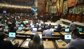 Asamblea Nacional aprueba resolución para transformar la salud pública en Ecuador
