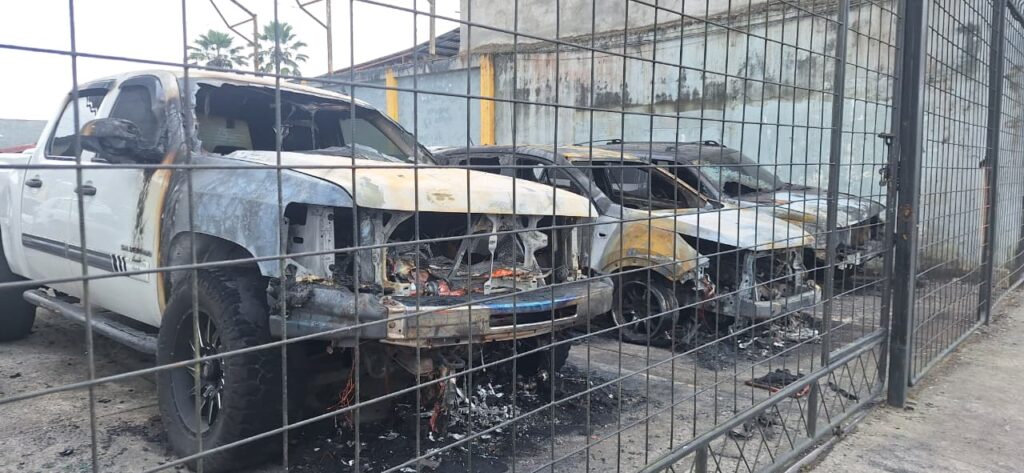 Así incendiaron un patio de carros en Santo Domingo cámaras captaron el momento exacto