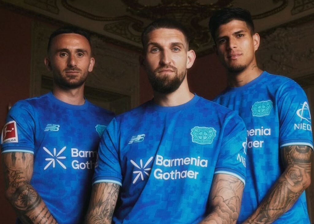 Bayer Leverkusen presenta tercera camiseta 2025-2026 con Piero Hincapié como modelo