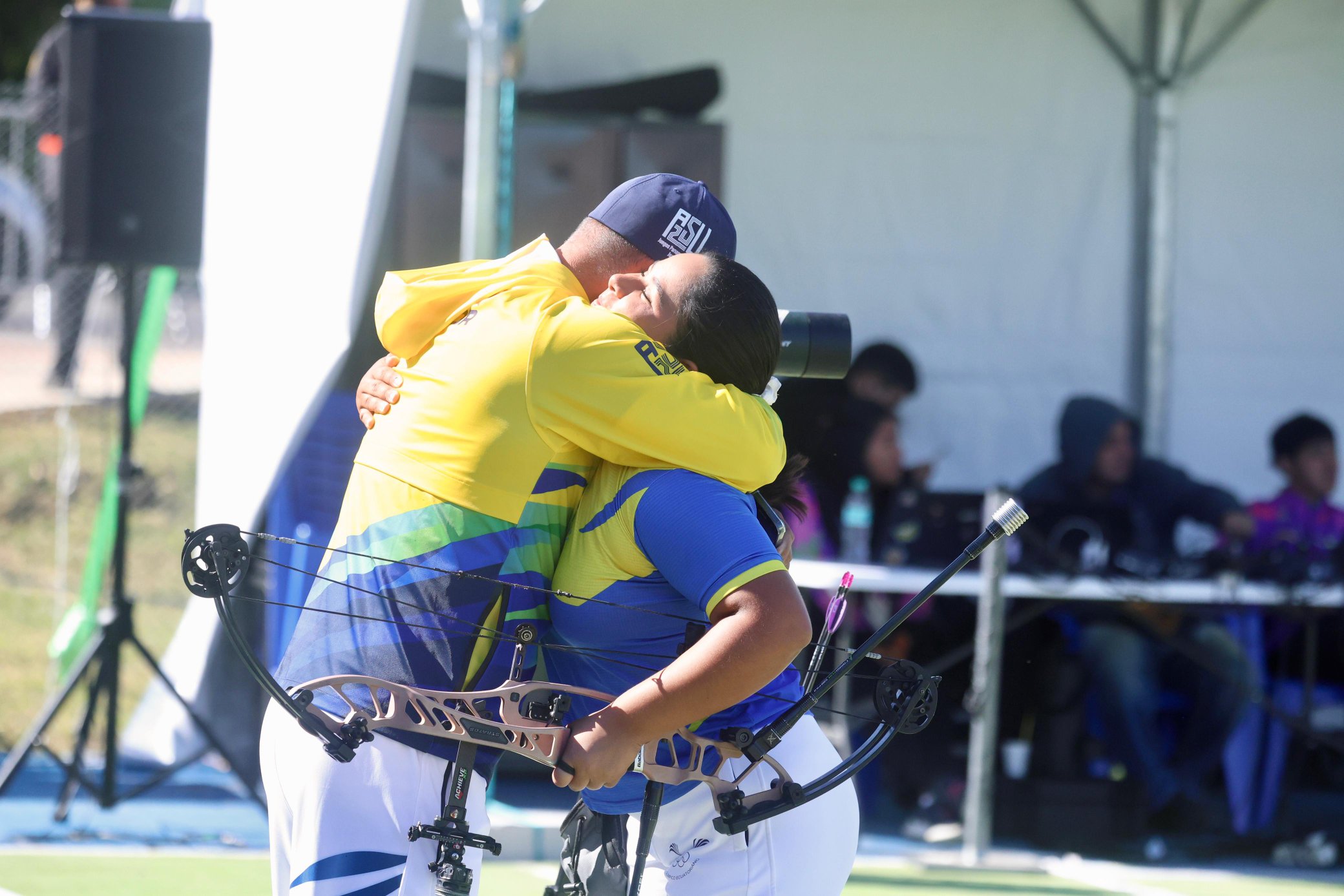 Blanca Rodrigo celebra con su entrenador tras ganar la medalla de oro.
