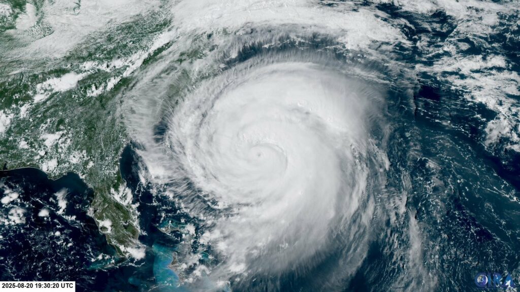 Carolina del Norte en alerta por el huracán Erin y sus efectos costeros