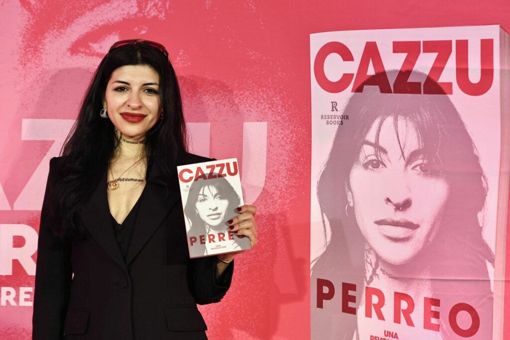 Cazzu reflexiona sobre feminismo y machismo en su nuevo libro en México