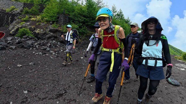 Centenario japonés conquista el Monte Fuji y establece nuevo récord