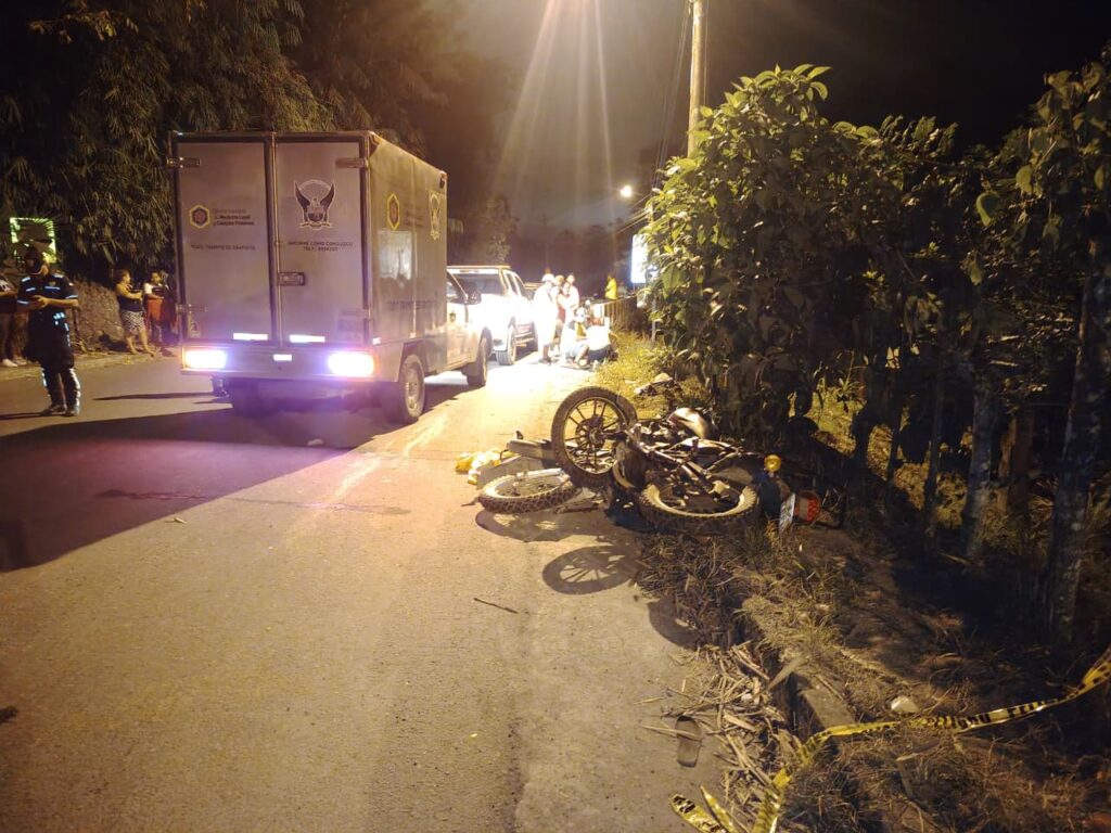 Choque frontal de motocicletas deja dos muertos y un herido en Santo Domingo
