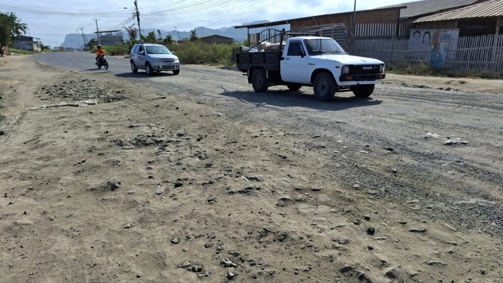 Ciudadanos aseguran que entre Charapotó y Bahía de Caráquez, en el norte de Manabí, hay tramos que parecen caminos vecinales.