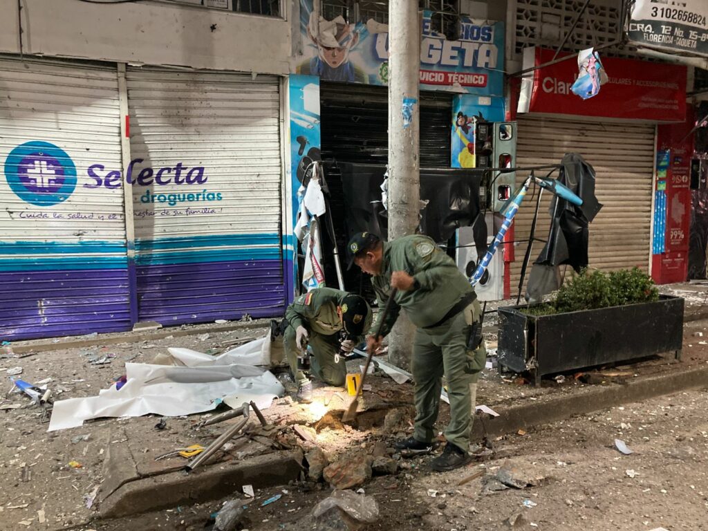 Colombia sufre tres atentados en menos de 24 horas con una veintena de muertos