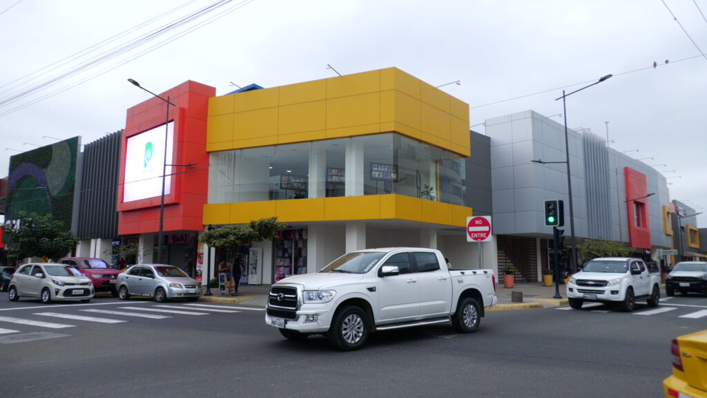 Comerciantes del CC1 en Portoviejo reclaman beneficios del sistema fotovoltaico
