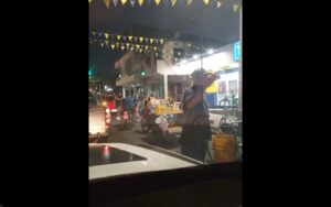 Comercio informal en avenida Guayaquil de Portoviejo genera problemas de movilidad e insalubridad.