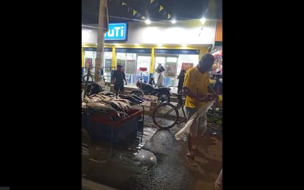 Comercio informal en avenida Guayaquil de Portoviejo genera problemas de movilidad e insalubridad