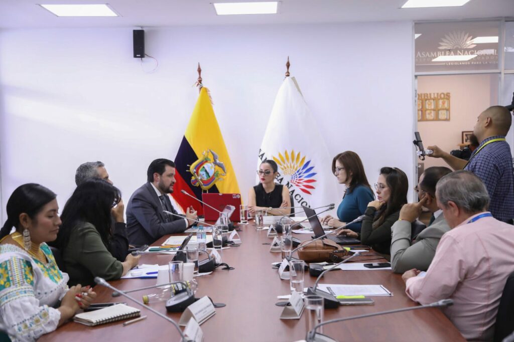 Concejala de Balzar denuncia afectaciones por atentados químicos en escuelas