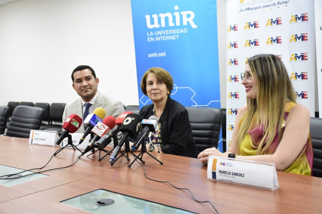 Convenio entre UNIR y AME impulsa becas y capacitación en Manabí
