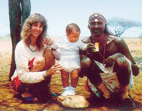 Corinne Hofmann, una suiza de 26 años, cambió radicalmente su vida en 1986 al mudarse a Kenia para vivir con un guerrero Samburú de la tribu Masia.