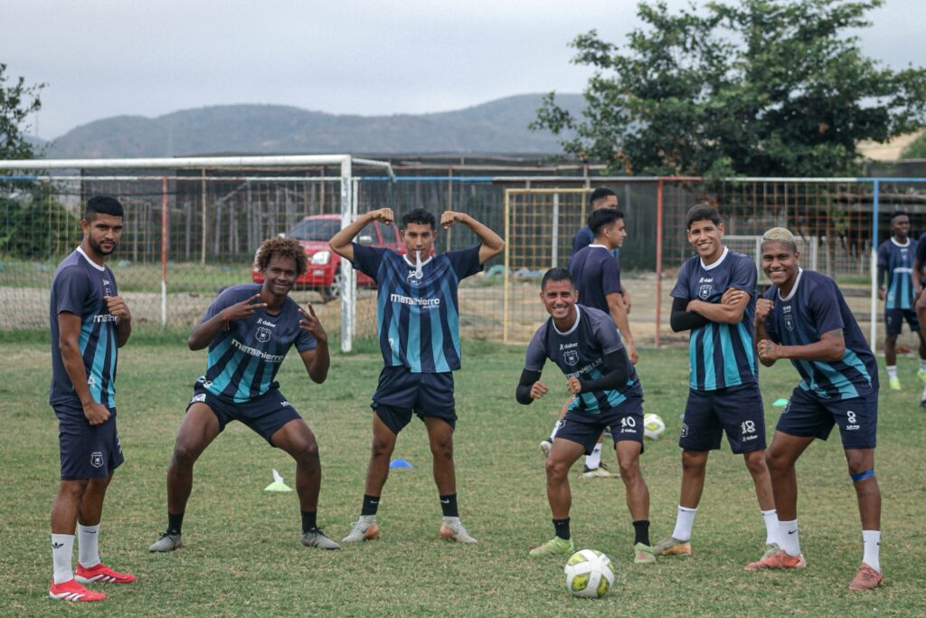 Jugadores de Juventud Italiana durante un entrenamiento