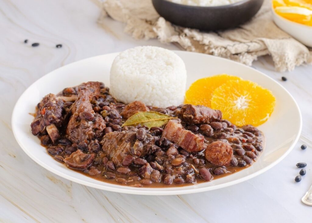 Descubre cómo preparar la auténtica feijoada brasileña en casa