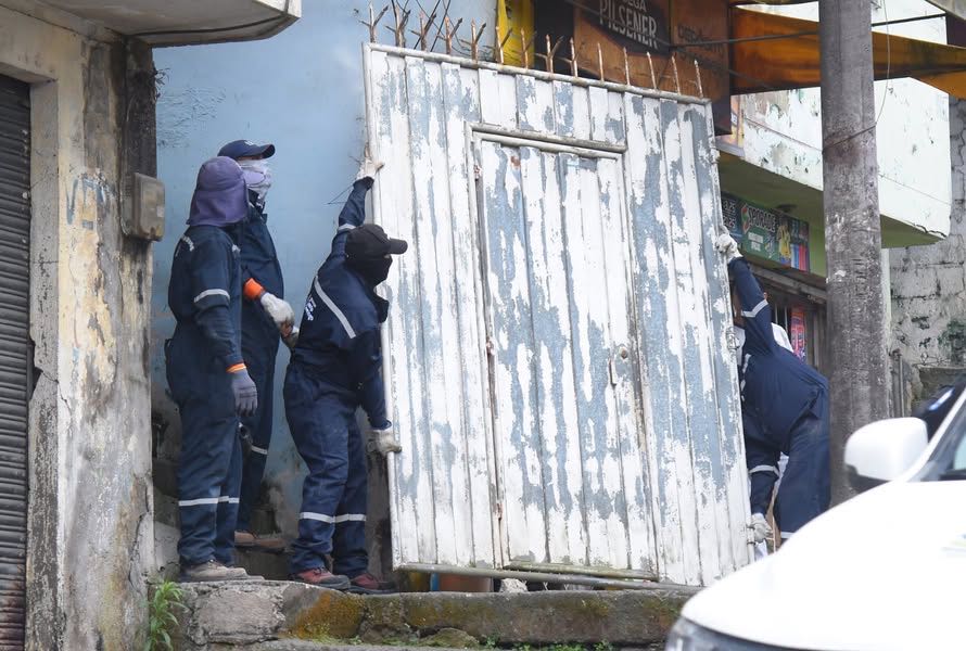 Diez puertas derribadas en el barrio Zaracay así fue el operativo sorpresa en Santo Domingo