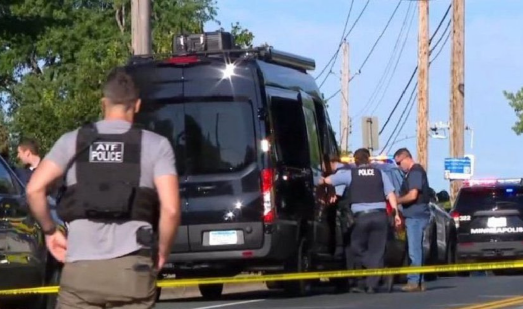 Dos niños mueren tras un tiroteo en una escuela católica en Minneapolis, Estados Unidos