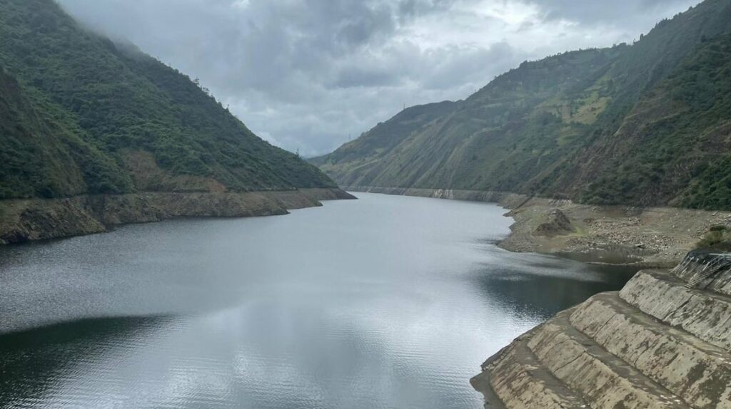 Ecuador adquiere el máximo de electricidad posible de Colombia en medio de una reducción de lluvias en Mazar