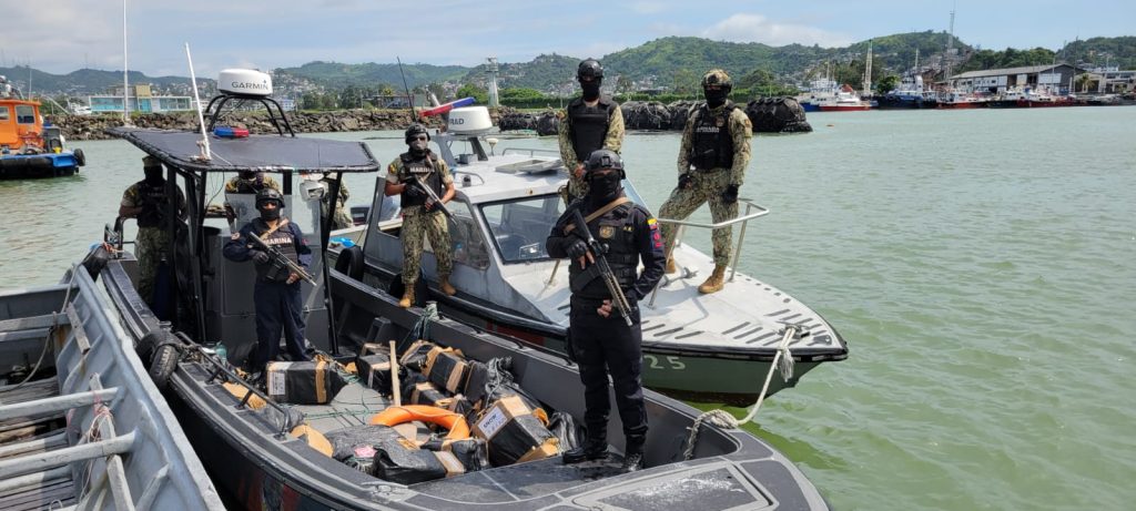 Ecuador y EE.UU. detienen a 18 sospechosos e incautan 10,3 toneladas de cocaína en operativos marítimos