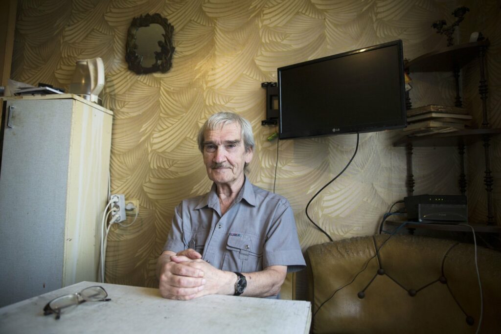 Stanislav Petrov estaba sentado ante su consola mientras sonaban las alarmas: 5 misiles nucleares estadounidenses estaban «en ruta» hacia Rusia. Lo que hizo evitó una guerra nuclear.