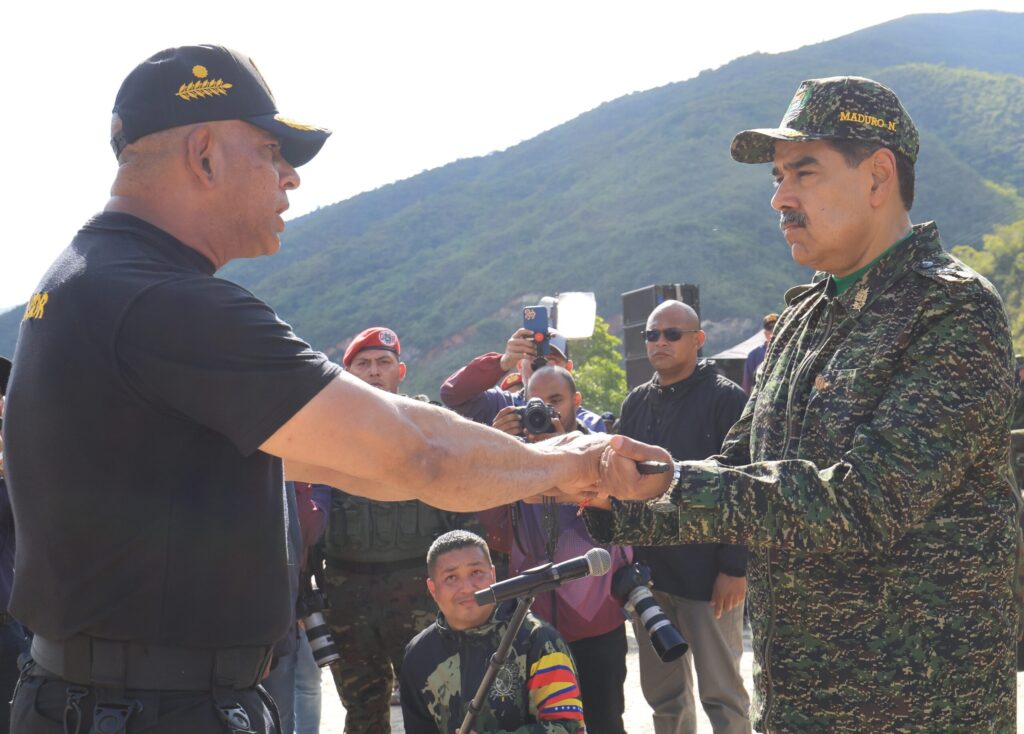 El presidente de Venezuela, Nicolás Maduro, y el ministro de Defensa, Vladimir Padrino López . Fotografía EuropaPress