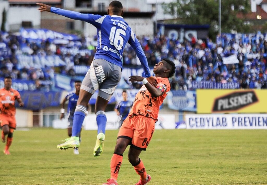 Emelec logró una victoria de último minuto ante Libertad FC en el estadio Reina del Cisne, en Loja
