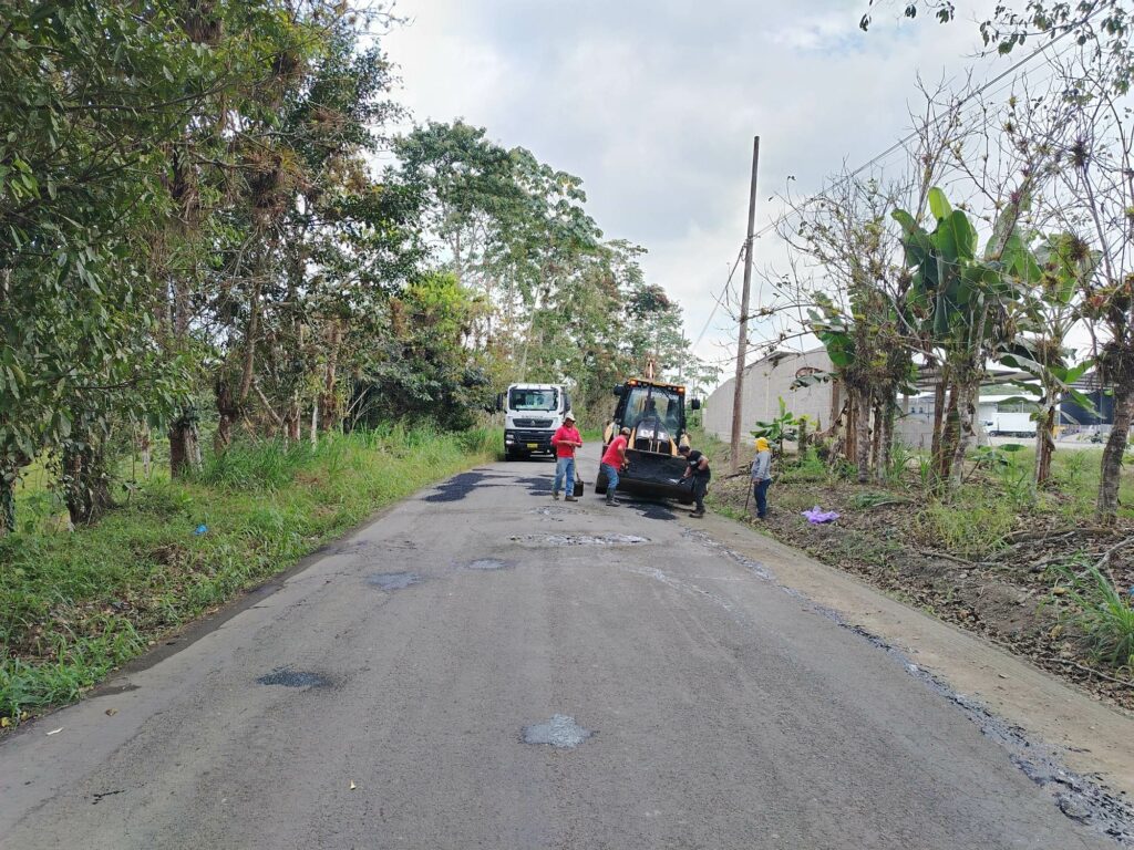 En la parroquia rural San Pedro de Suma (El Carmen), se realizó el bacheo de 4 kilómetros de una de sus principales vías.