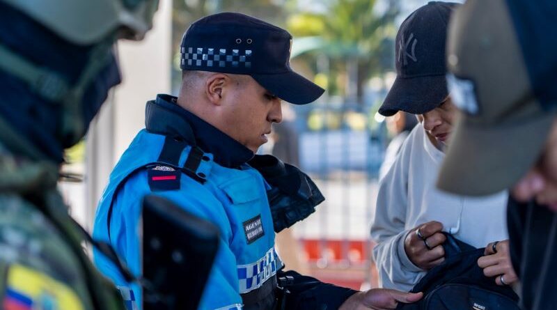 En una semana decomisaron armas, licor y drogas en operativos de transporte público en Quito