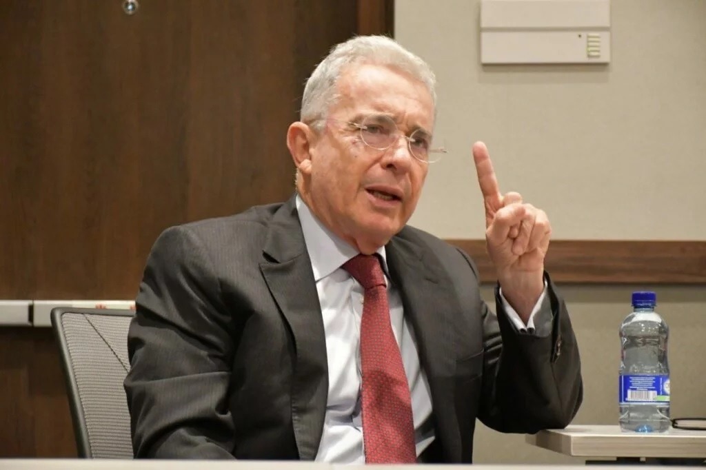 Expresidente colombiano Álvaro Uribe es sentenciado a 12 años de prisión domiciliaria