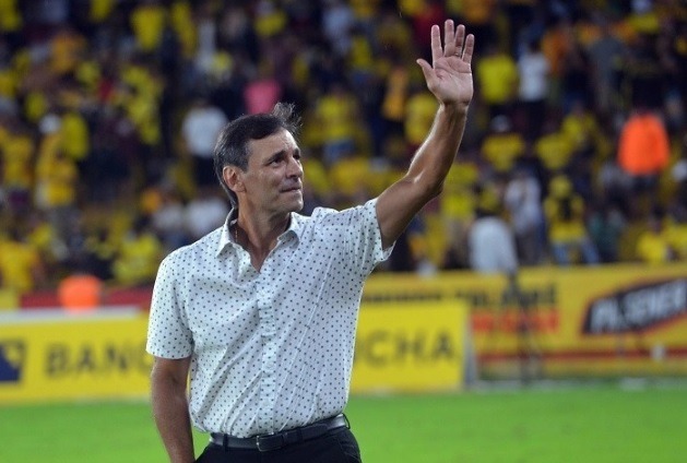 Fabián Bustos es uno de los candidatos para dirigir la selección de Perú.