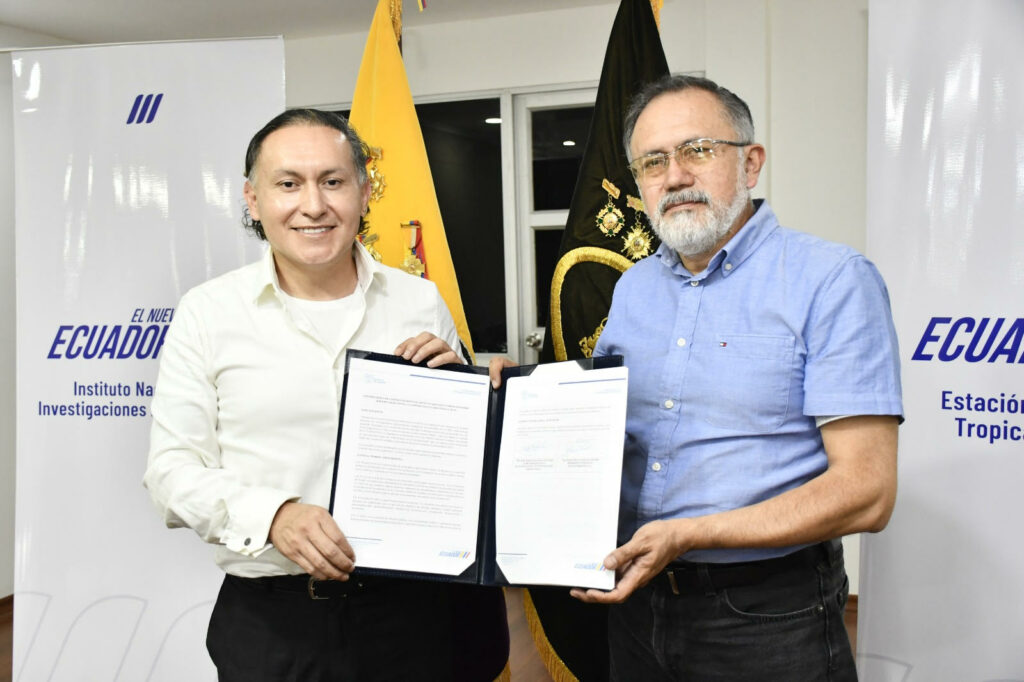 Fabricio Reinoso, Gerente General ECB, y  Raúl Jaramillo, Director Ejecutivo del INIAP.