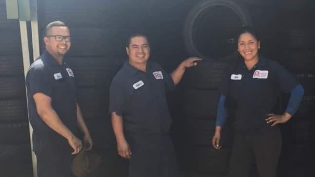 Foto de 2018, se ve a Miriam, quien llegó a Estados Unidos y poco a poco incursionó en una llantera, para romper con el mito del sexo débil. (Cortesía)