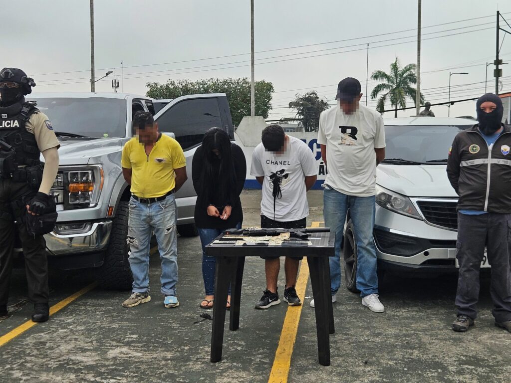 Fusil, municiones y camioneta blindada lo que halló la Policía en Santo Domingo y dejó cuatro detenidos