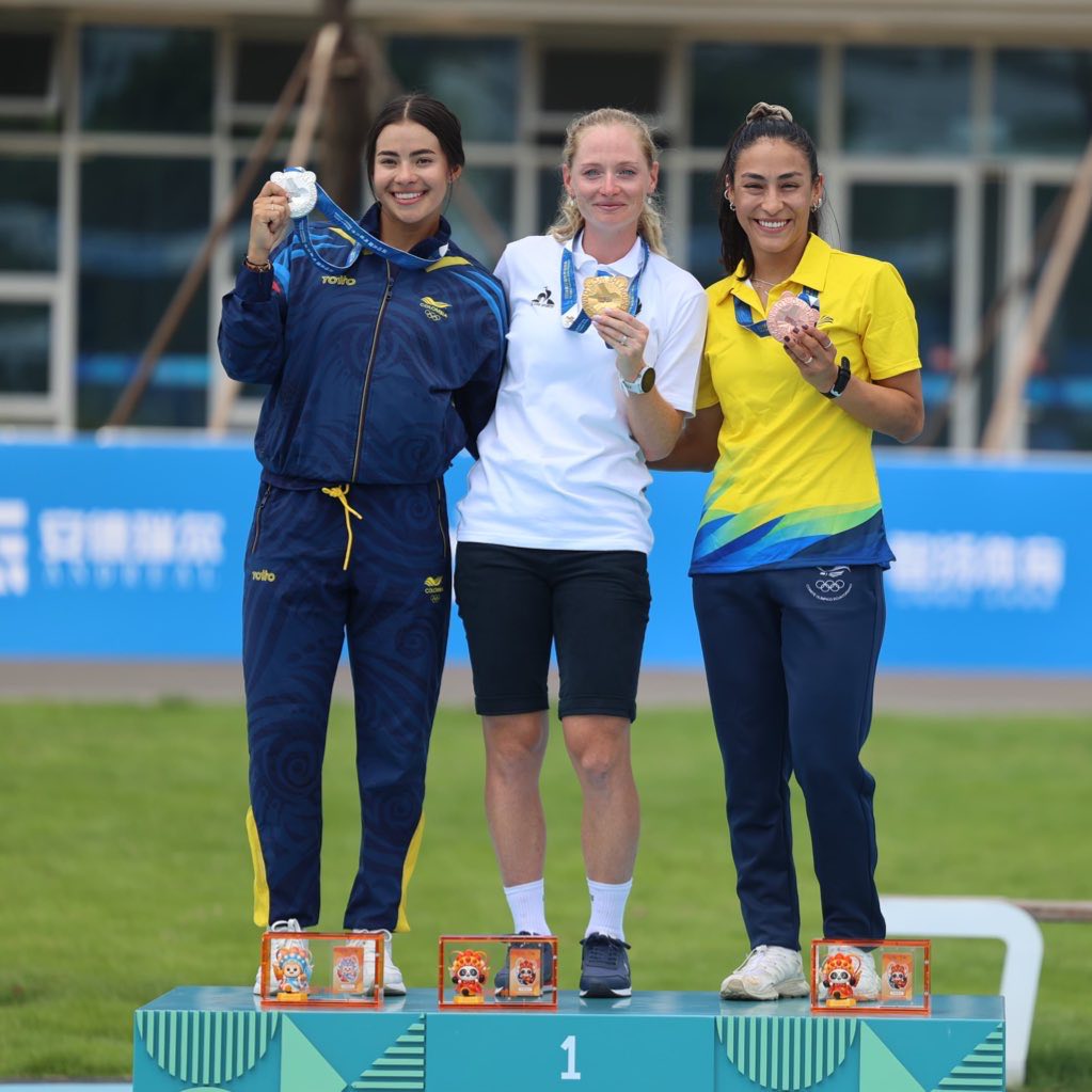 Gabriela Vargas (derecha) muestra su medalla de bronce en la premiación