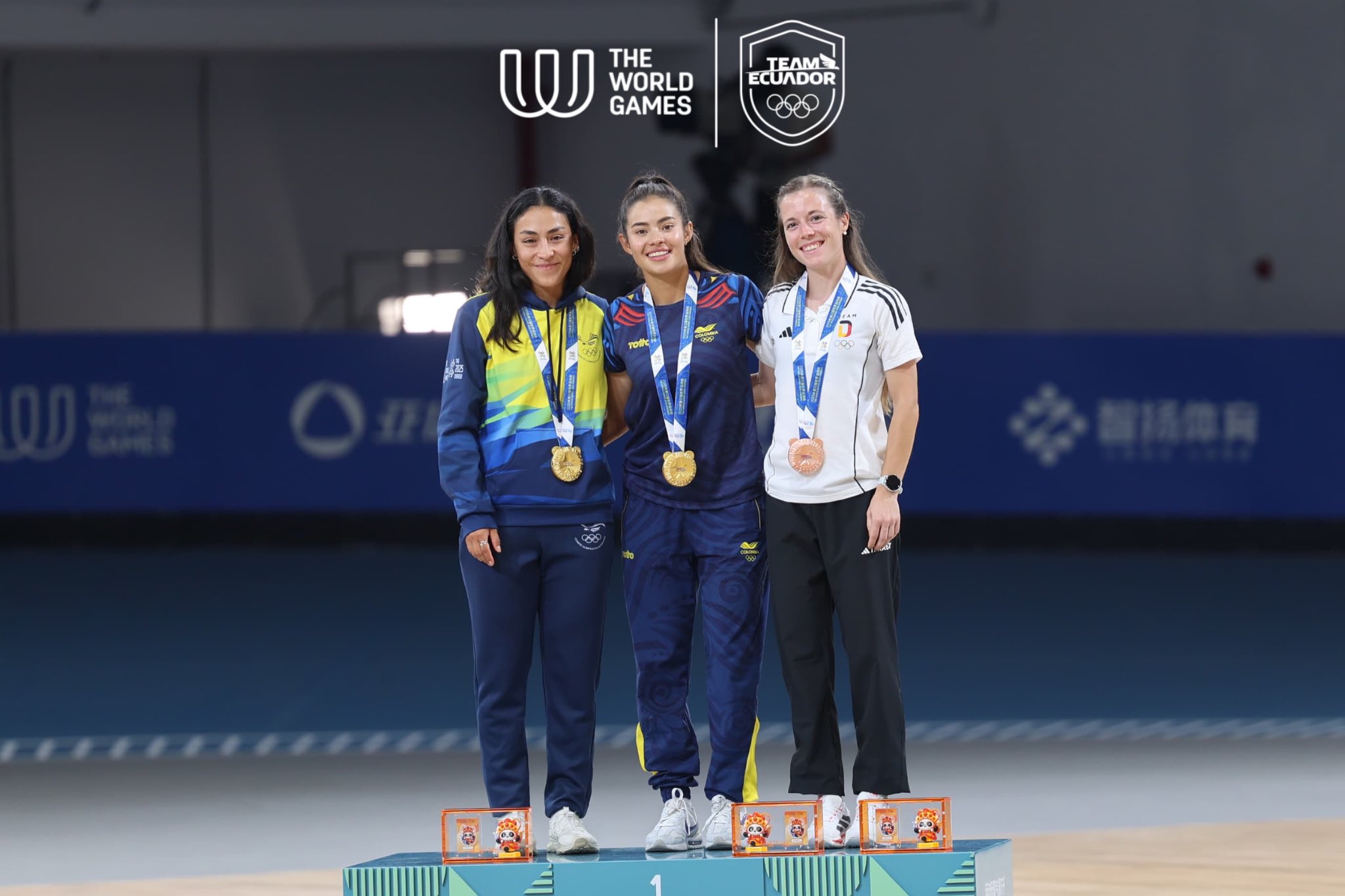 Gabriela Vargas (izquierda) en la premiación de patinaje.
