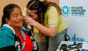 El Municipio de Guayaquil entrega 472 audífonos a más de 350 personas con discapacidad auditiva en Isla Puná.