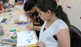 Más de 800 personas con discapacidad participan en talleres artísticos municipales en Guayaquil, combinando creatividad y terapia.