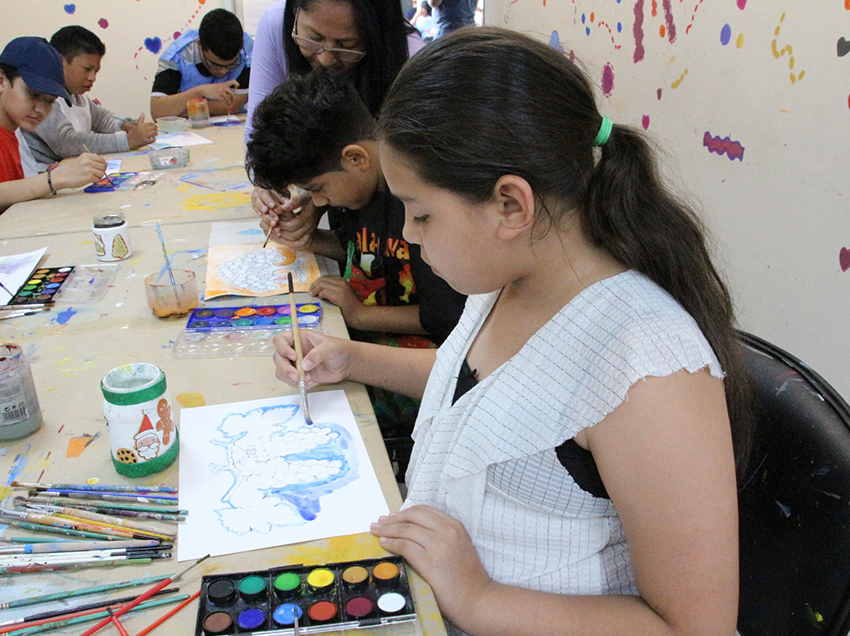 Más de 800 personas con discapacidad participan en talleres artísticos municipales en Guayaquil, combinando creatividad y terapia.