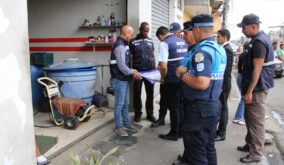 Un operativo interinstitucional en el Guasmo Norte de Guayaquil intervino más de 30 lavadoras de autos y clausuró seis locales.