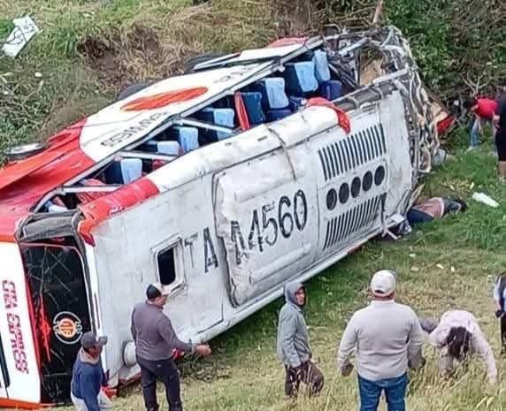 Tragedia en Chimborazo: bus cae por un barranco y deja nueve muertos
