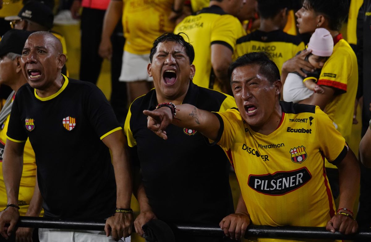 Hinchas de Barcelona mostraron su malestar por la actitud de los jugadores amarillos