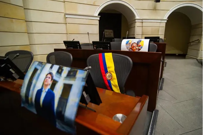 Homenaje póstumo al senador colombiano Miguel Uribe Turbay tras su asesinato. FOTO: Europa Press.