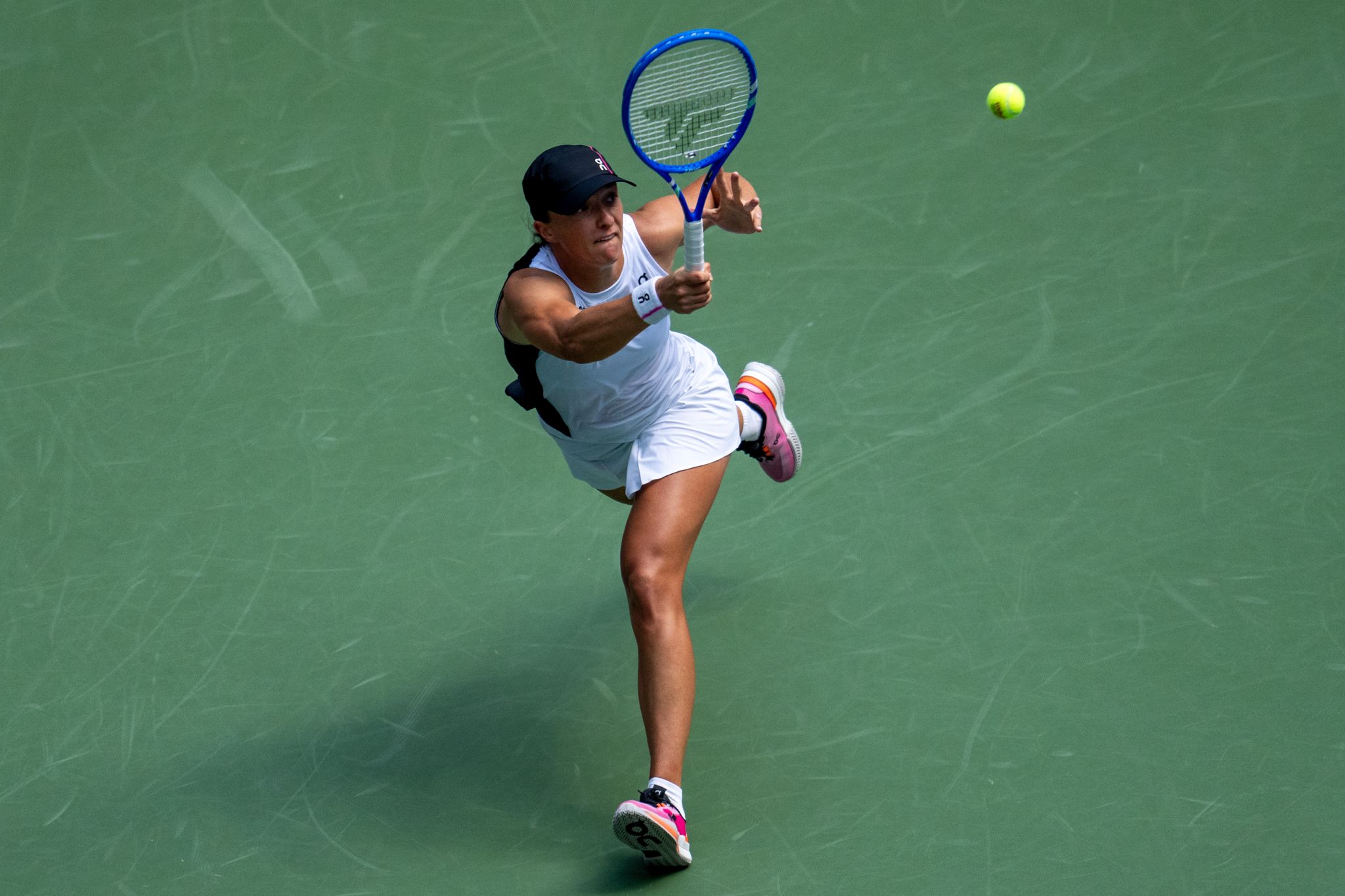 Iga Swiatek, logró sortear una dura prueba en la segunda ronda del US Open 2025 al vencer a la neerlandesa Suzan Lamens (Foto: Carlos Saavedra)